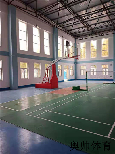 山东济宁客户定制室内电动液压篮球架安装完成
